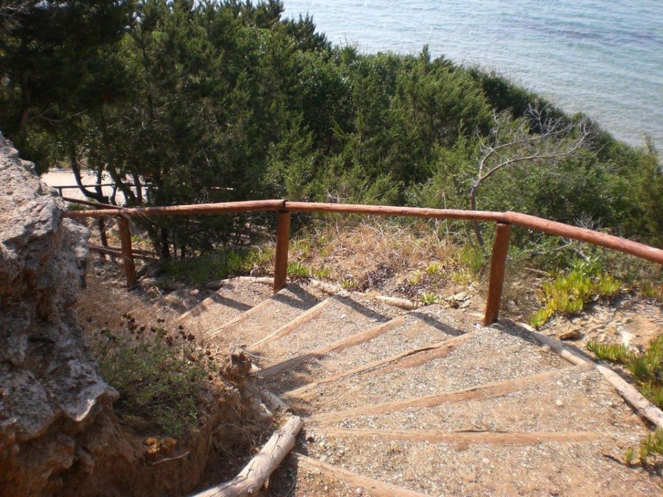 Treppenabgang zum Strand Hotel Kastro Beach