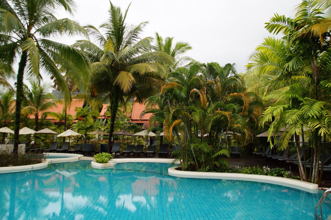 Pool wunderschön eingebettet in Garten Khaolak Bhandari Resort & Spa