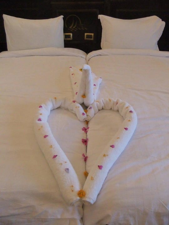 Täglich neue Dekoration auf dem Bett Three Corners Happy Life Beach Resort