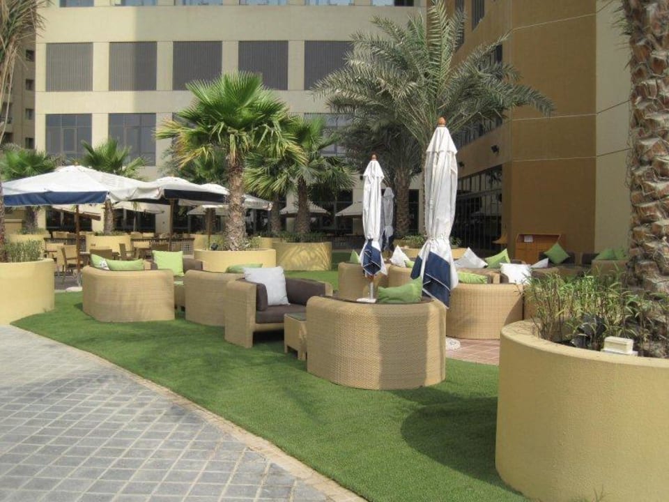 Sitzecke bei Pool Amwaj Rotana Jumeirah Beach Residence