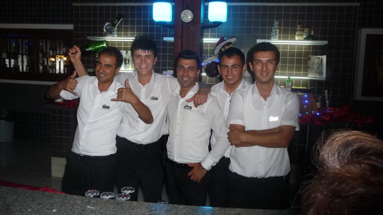 Die netten Jungs von der Blue Bar. Hotel Royal Garden Beach