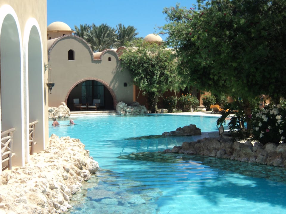 Eine sehr schöne Poolgestaltung mit Restaurant Grand Makadi