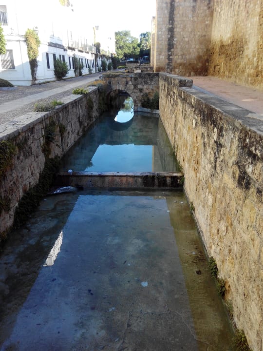 La muralla y el canal junto al hotel NH Collection Amistad Córdoba