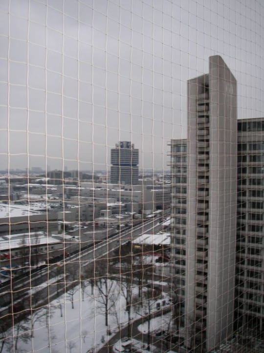 Blick vom Zimmer auf BMW-Gebäude Arthotel ANA im Olympiapark