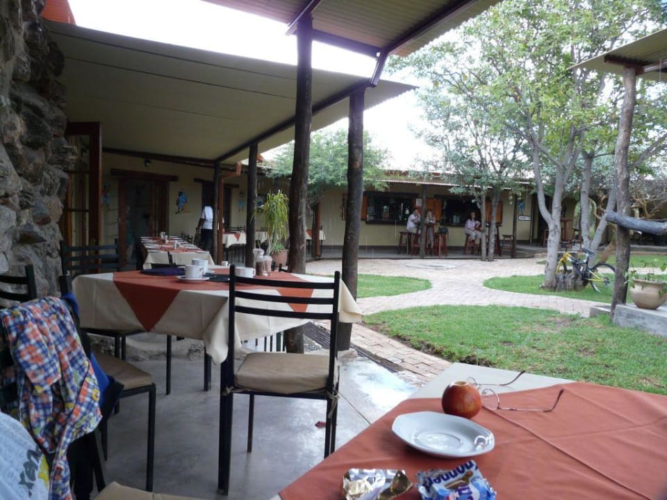 Innenhof vom Hauptgebäude Etosha Safari Camp