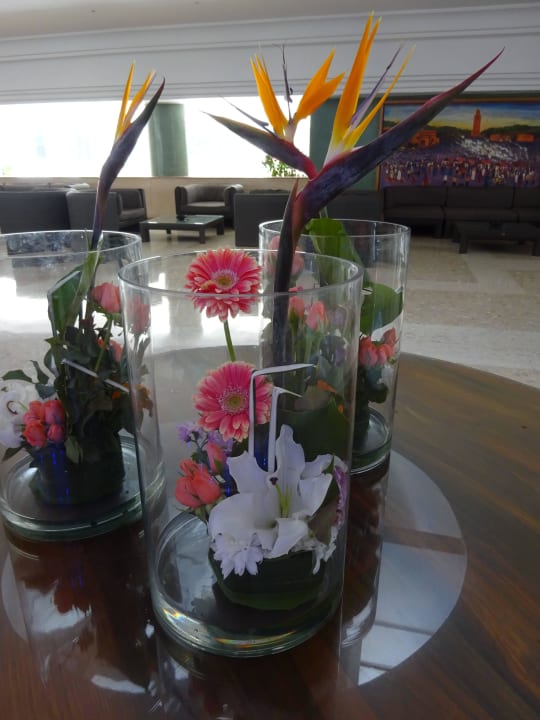 In der Lobby mit echten Blumen Atlas Amadil Beach Hotel