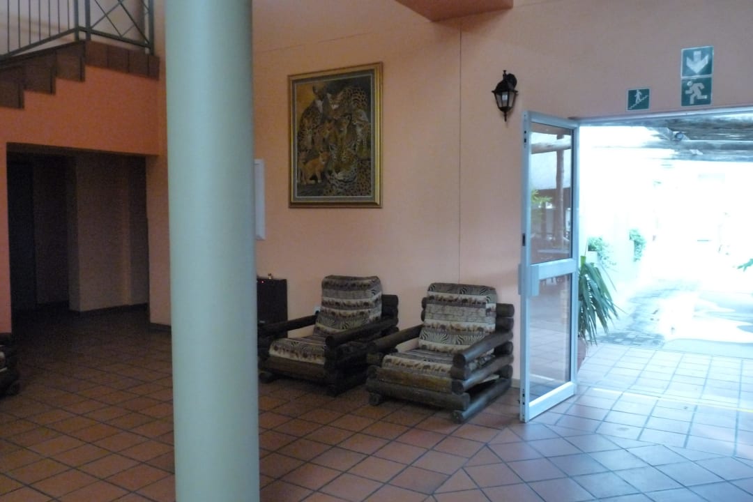 Durchgang zum Garten Kalahari Arms Hotel