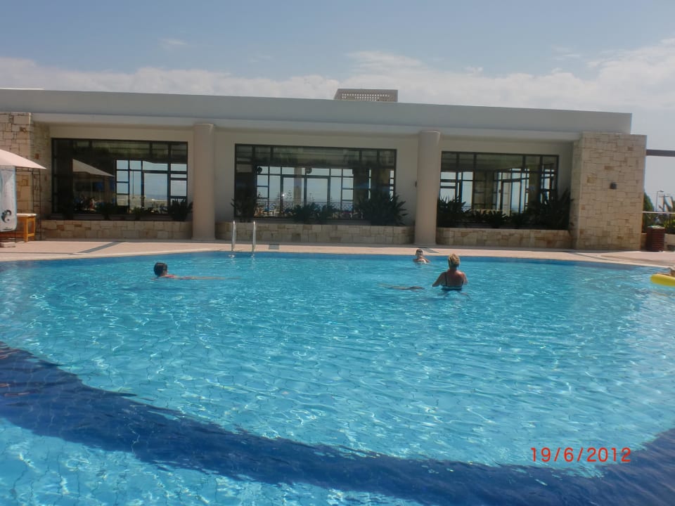 Basen przy restauracji Grand Hotel Holiday Resort