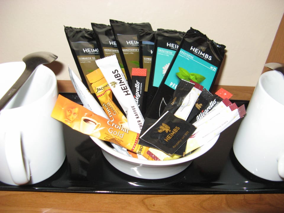 Kaffee- und Teevorrat im Zimmer Hampton by Hilton Berlin City West