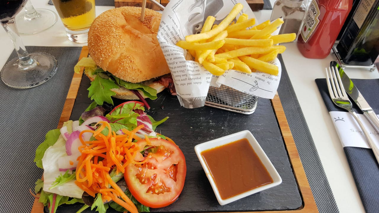 Tolle Hamburger zum Mittag a la carte Prinsotel La Pineda