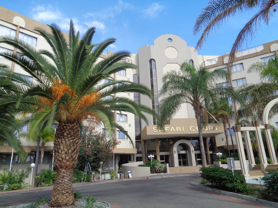 Außenansicht Safari Court Hotel