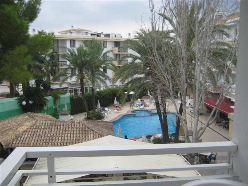 Blick vom Schlafzimmerbalkon auf den Pool HSM Lago Park