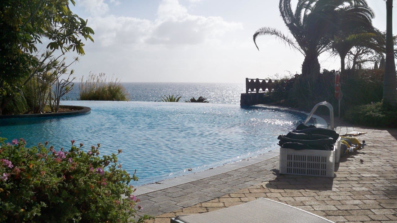 Blick über den Pool direkt aufs Meer R2 Pajara Beach