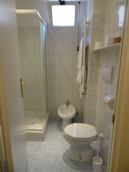 Blick ins Bad mit Fenster Hotel Napoleon