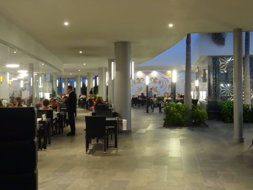 Einladenes Ambiente zum Abendessen Hotel Riu Palace Meloneras