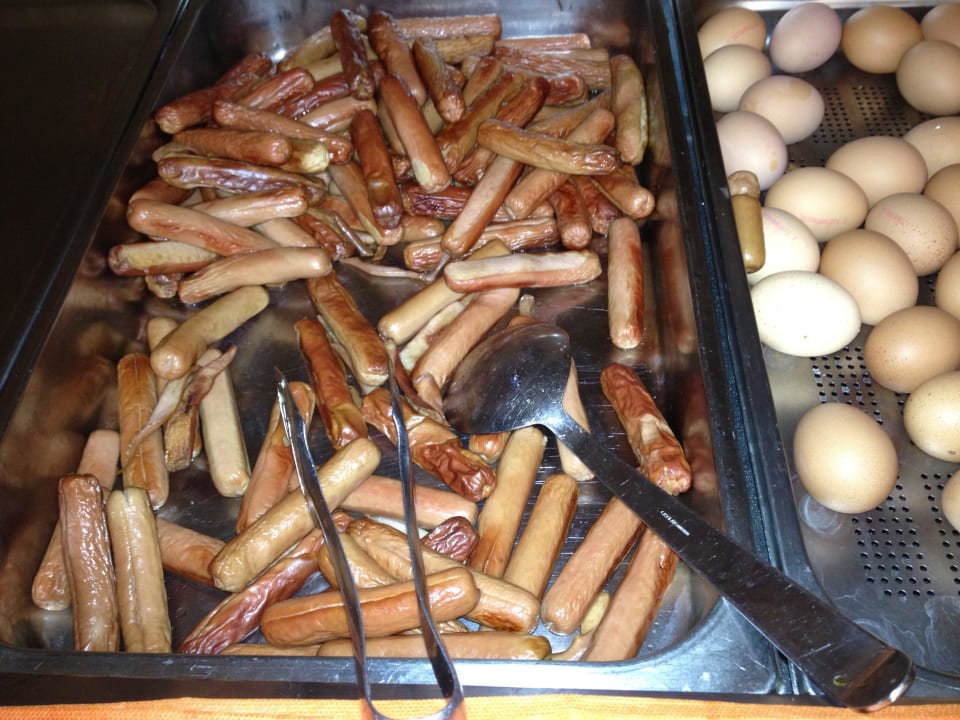 Würstchen am Frühstücksbuffet  Falkensteiner Club Funimation Garden Calabria