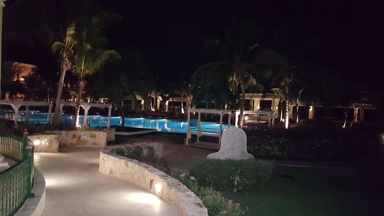 Nachtaufnahmen vom Hauptpool JOIA Paraiso by Iberostar