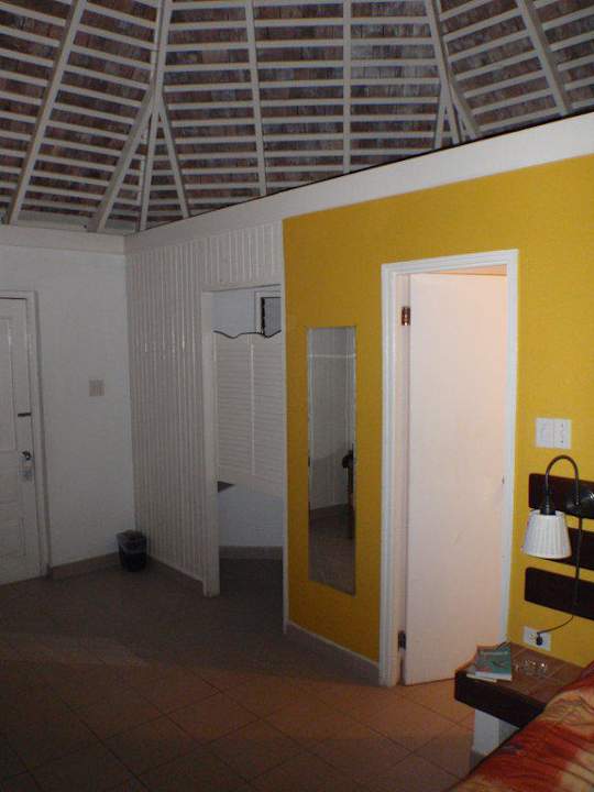 Bungalow - Blick von Bett Richtung Eingang Grand Muthu Club Caribbean Runaway Bay