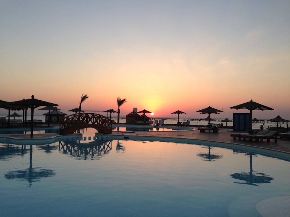 Восход на втором бассейне Le Jardin Aqua Park Resort