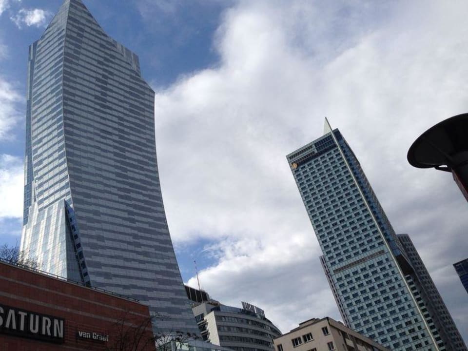 Rechts das Hotel InterContinental Warszawa