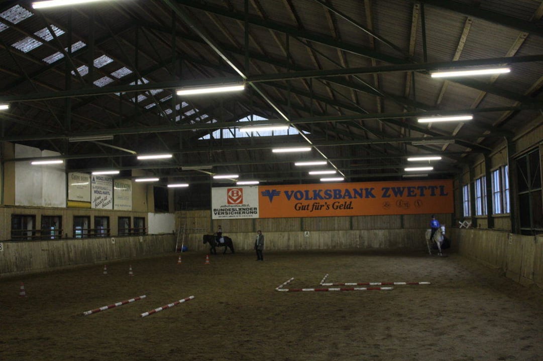 Reitstall beim Hotel Schlosshotel Rosenau