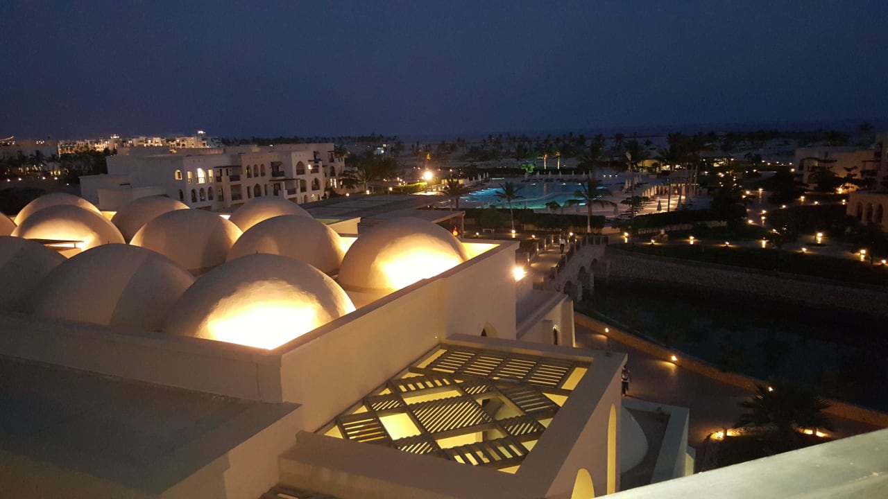 Blick über die Hotelanlage in der Abenddämmerung Salalah Rotana Resort