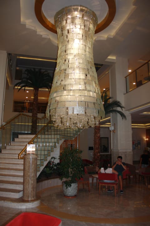 Schöne Treppe und riesige Leuchte Hotel Royal Garden Beach