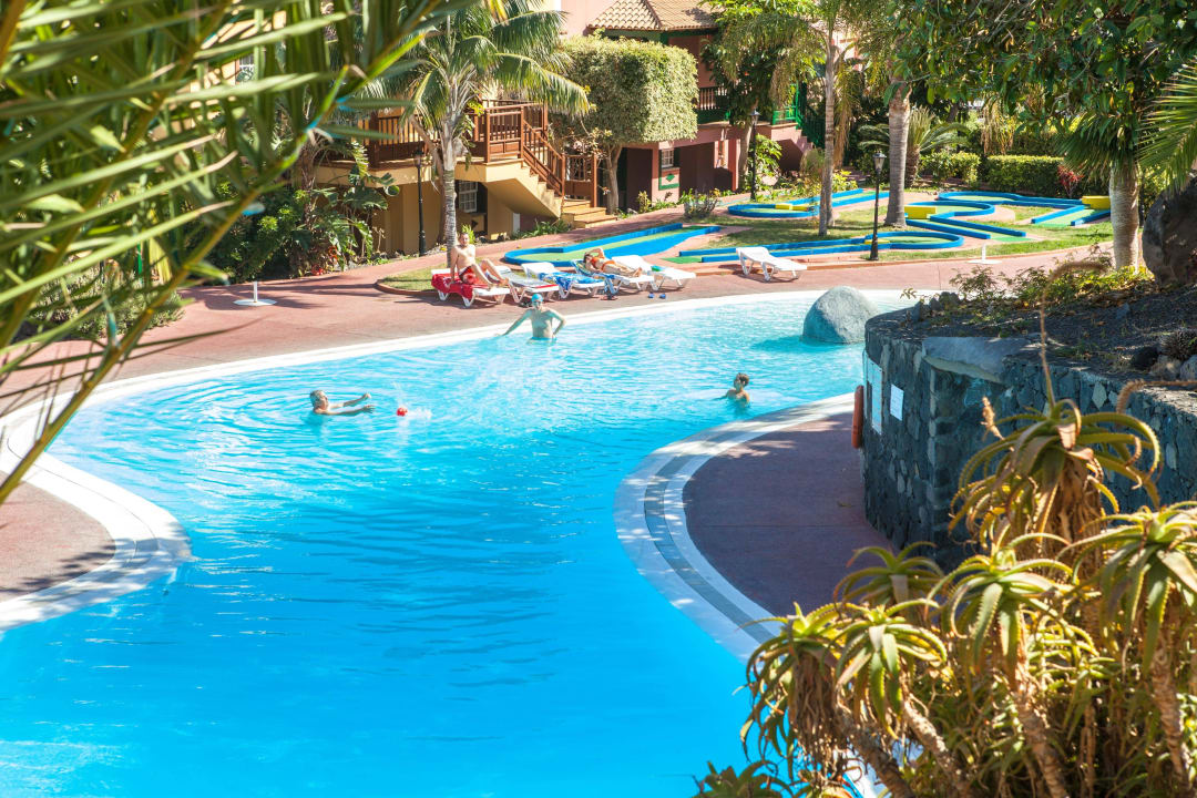 Vista de la Piscina Apartamentos Oasis San Antonio