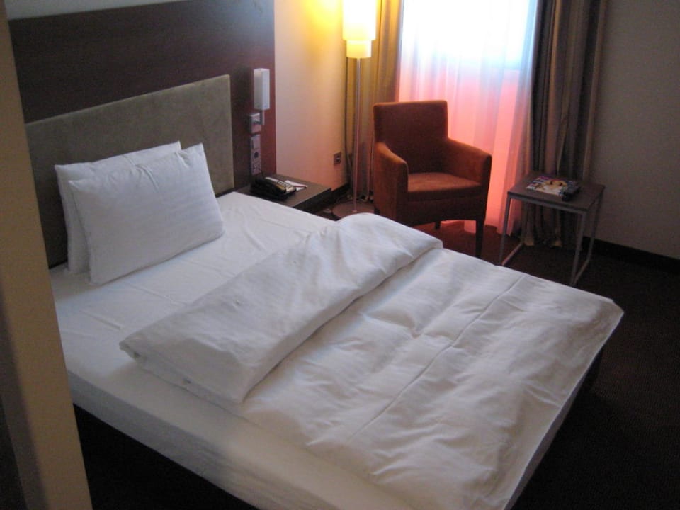 Queen Size Bett IntercityHotel Berlin Airport Area North