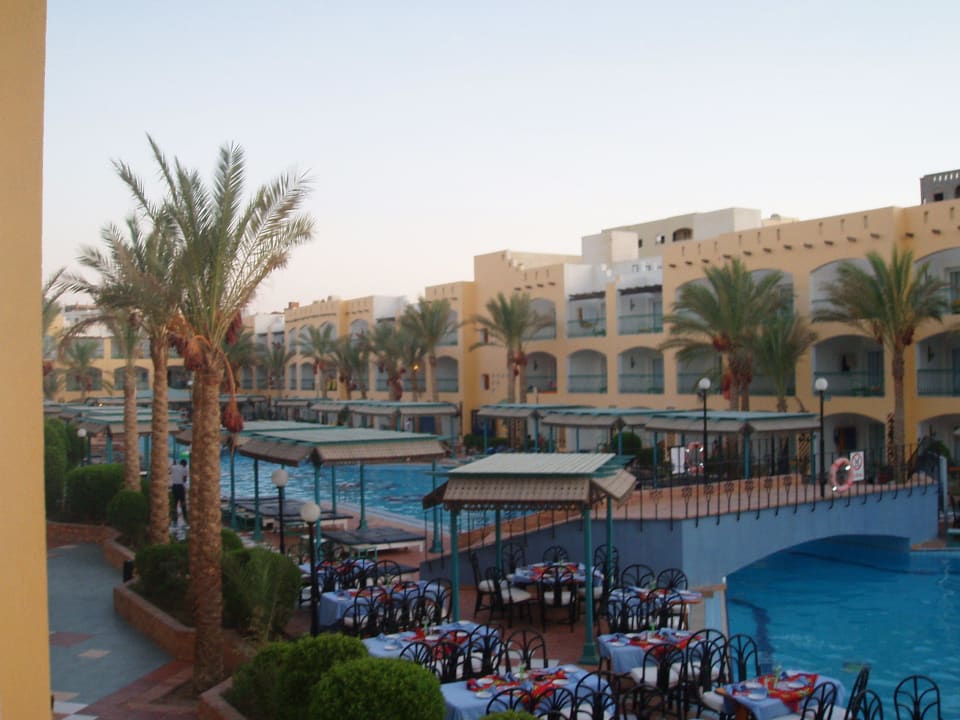 Am Pool gab es Abends immer leckeres Essen Bel Air Azur Resort - Adults only
