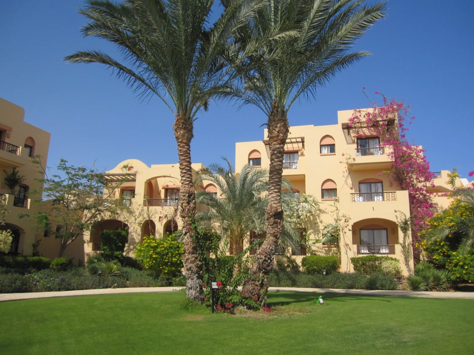 Im rechten Gebäude war unser Zimmer Steigenberger Coraya Beach - Adults only