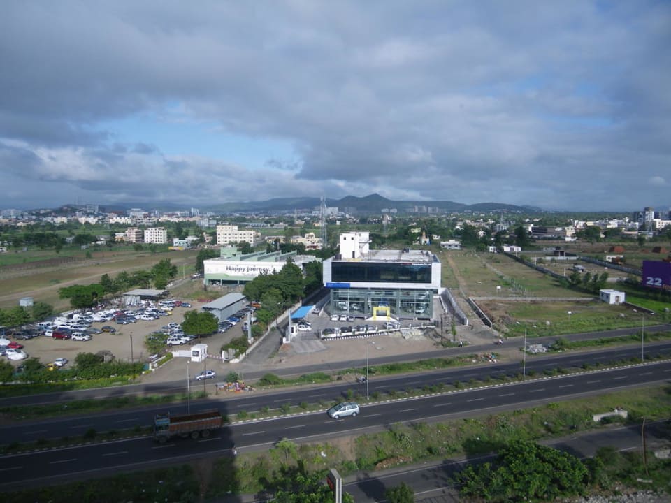 Blick aus dem Zimmer zum nächsten Autohändler Sayaji Hotel