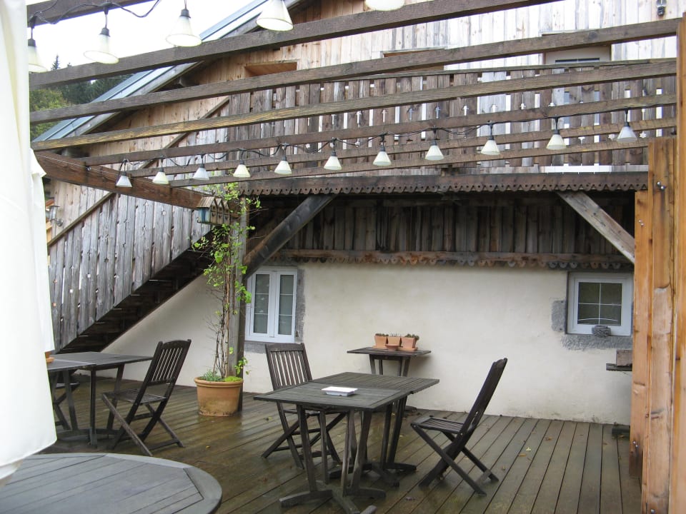 Terrasse hinter dem Haus Hotel Auberge De La Poulcière