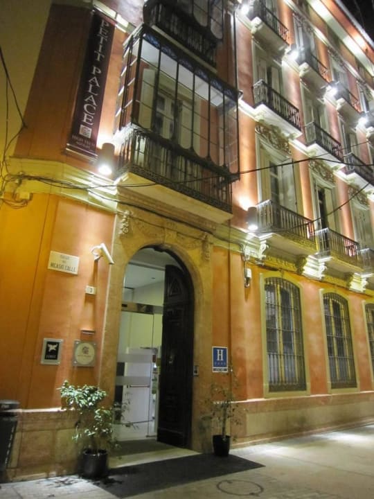Entrance Petit Palace Plaza Málaga