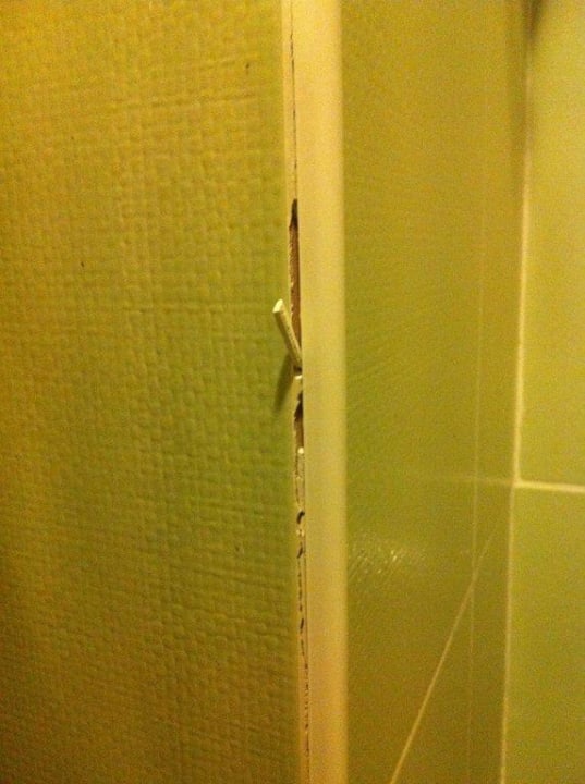 Badfuge neben dem Waschbecken Hotel Orfeus Park