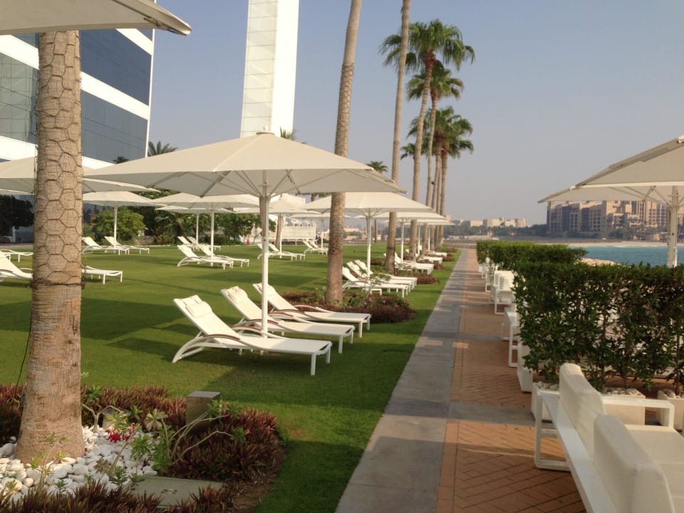 Liegemöglichkeiten im Garten Burj Al Arab