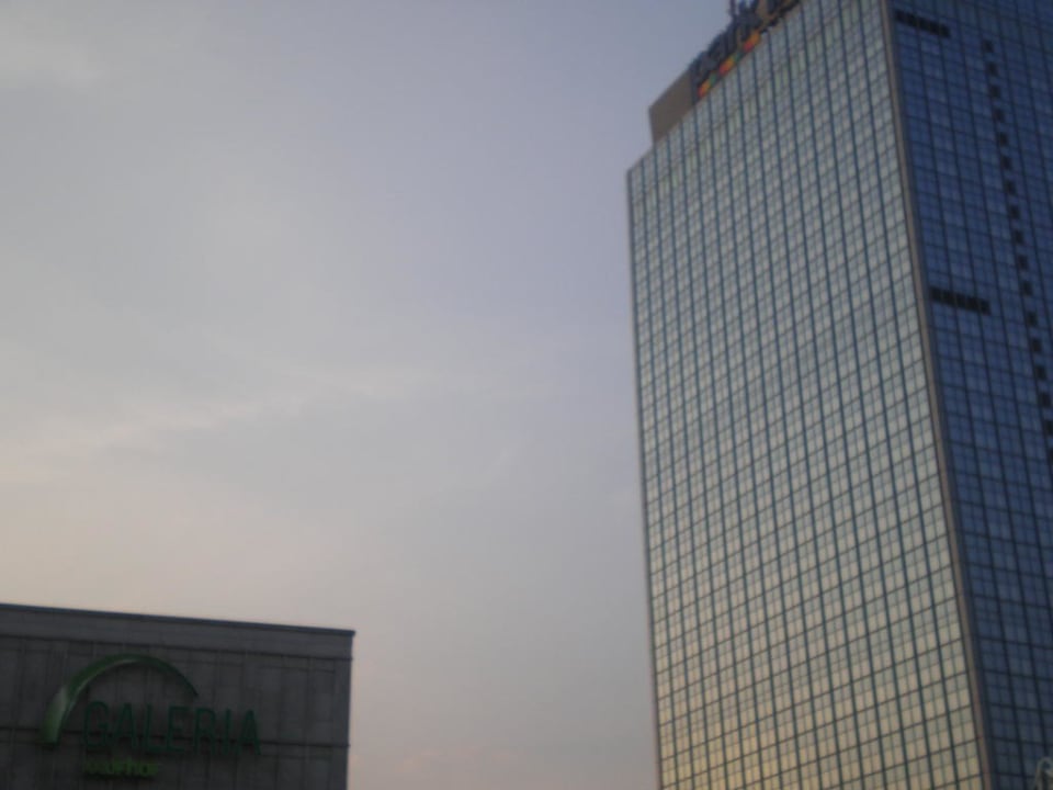 Der Kaufhof ist exakt gegenüber Park Inn by Radisson Berlin Alexanderplatz