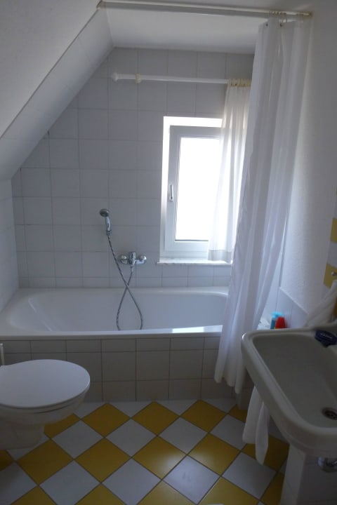 Das Bad mit Wanne, sauber und ordentlich. Ferienanlage Duhnen