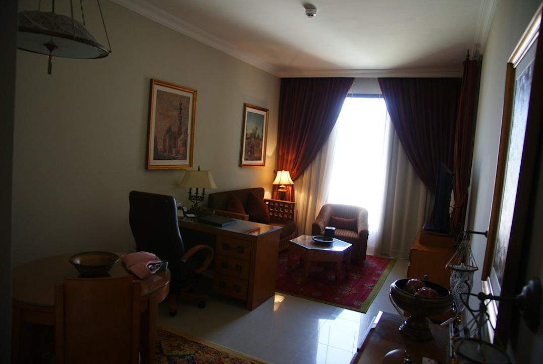 Ess- / Wohnzimmer m Schreibtisch Two Seasons Hotel & Apartments