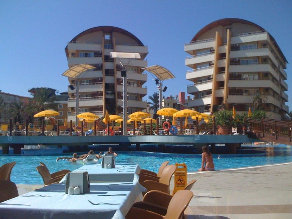 Ein Teil des Hotels vom Pool aus gesehen Alaiye Resort & Spa