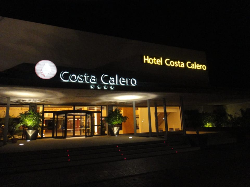 Eingang bei Nacht Hotel Costa Calero