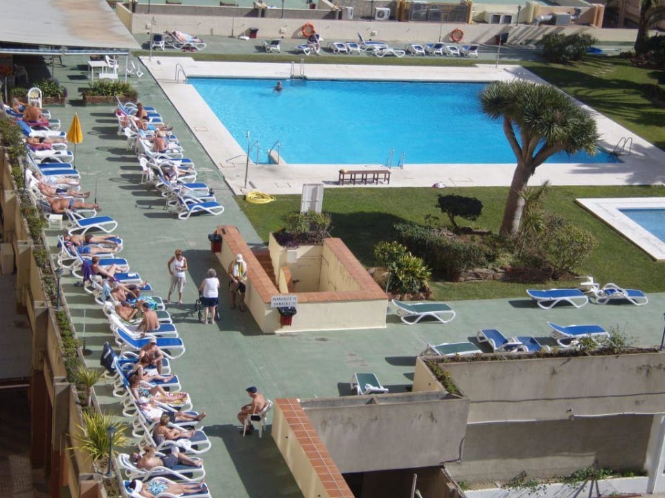 Zwembadzijde overzicht Hotel PYR Fuengirola