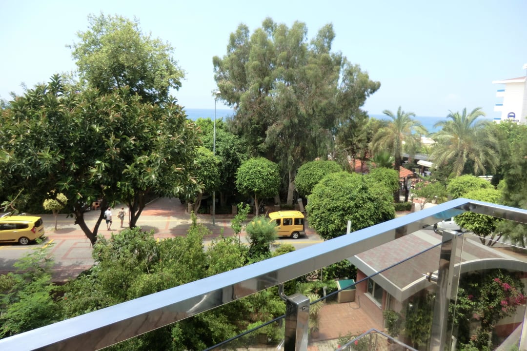 Balkon 2. Etage mit "Meerblick" zwischen Bäumen Hotel Grand Okan