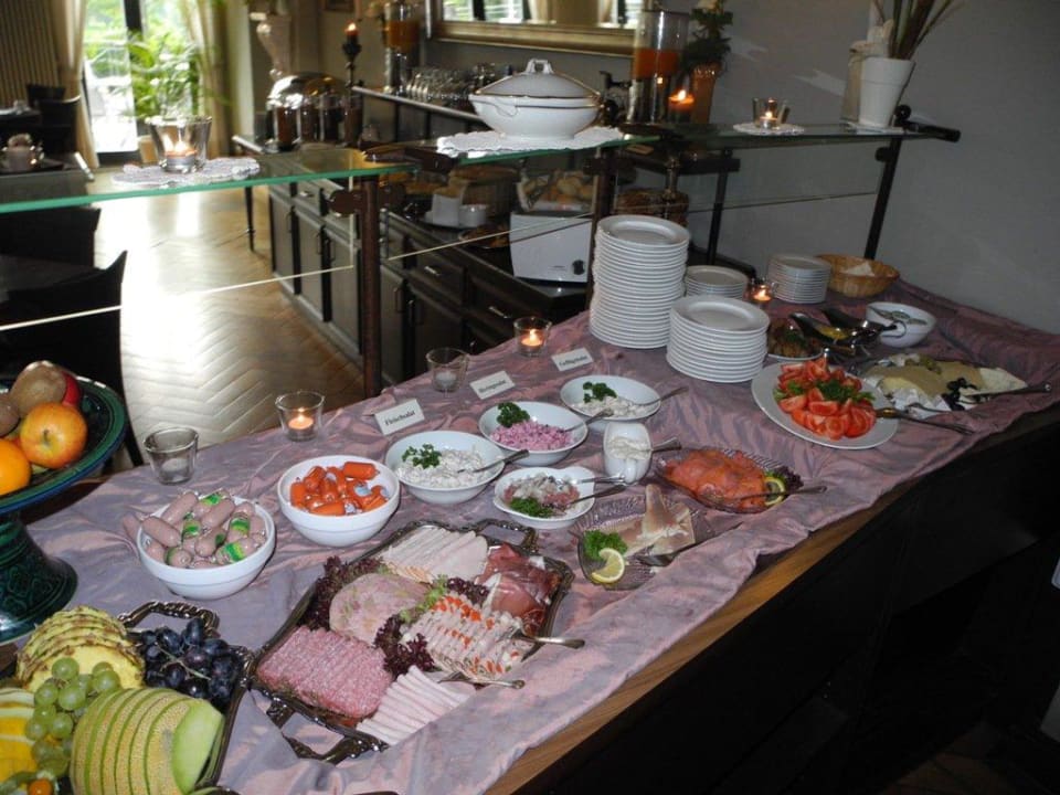 Am Frühstücksbuffet Hotel Gutshaus Redewisch