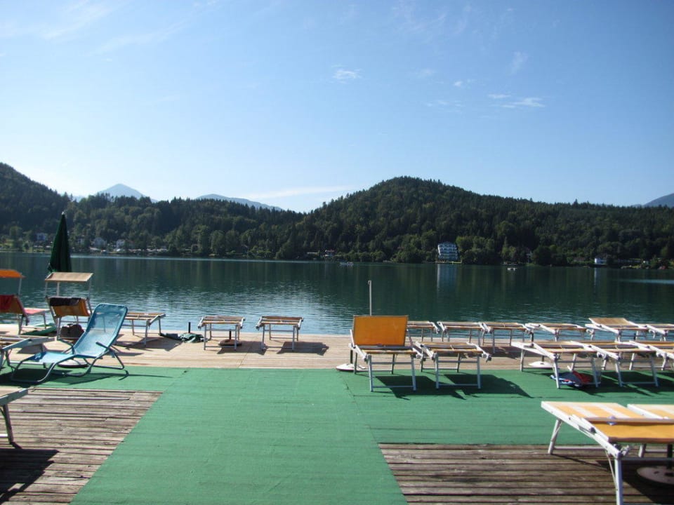 Blick vom Hotel über den Steg auf den See Strandhotel Marolt
