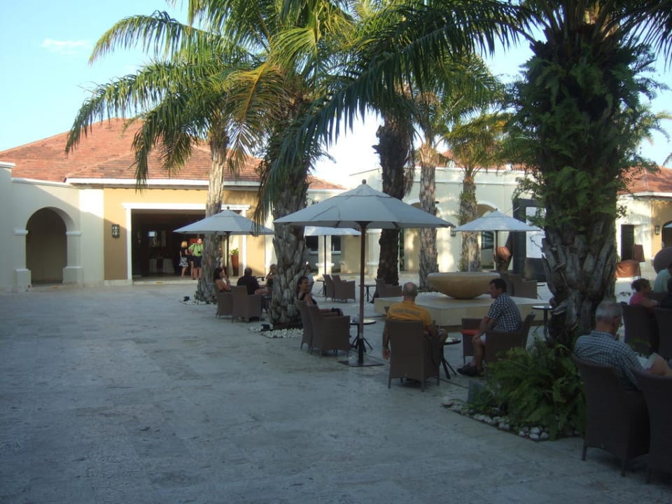 Plazablick zur Alisyos Bar Dreams Royal Beach Punta Cana