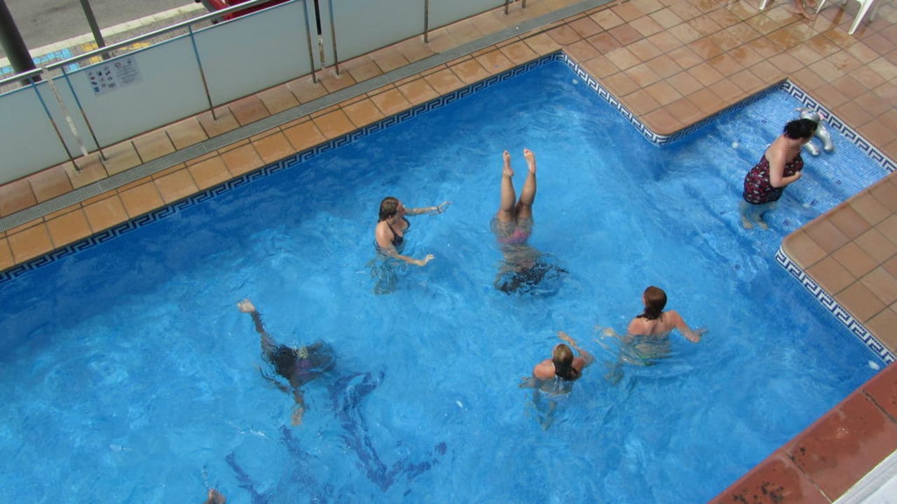 Pool zur Straßenseite Checkin Catalonia