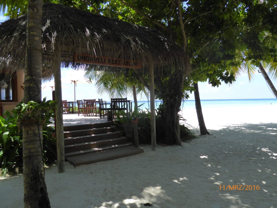 Blick zum Eingang des Restaurants Veligandu Maldives Resort Island