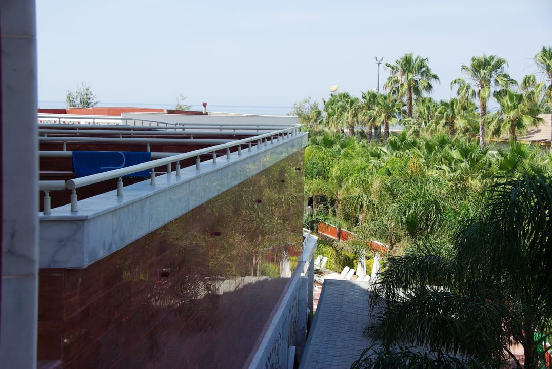 Ausblick von 5219 mit etwas Meer passt doch Royal Taj Mahal Hotel