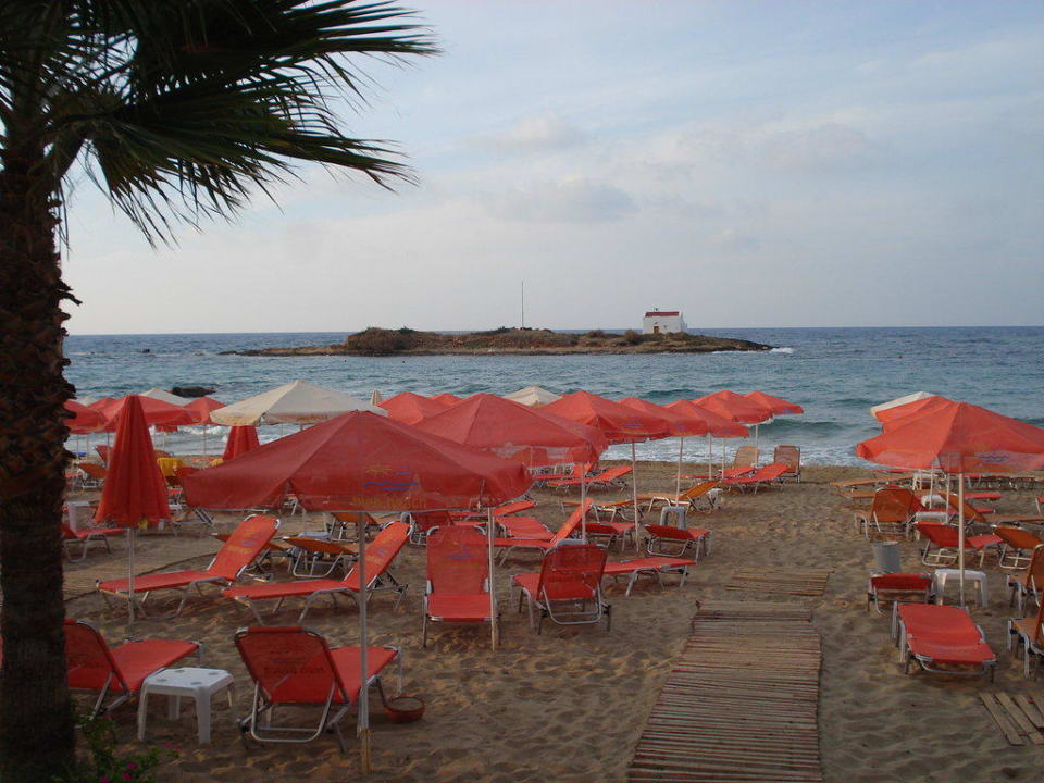 Strand mit kleiner Insel im Meer High Beach Resort